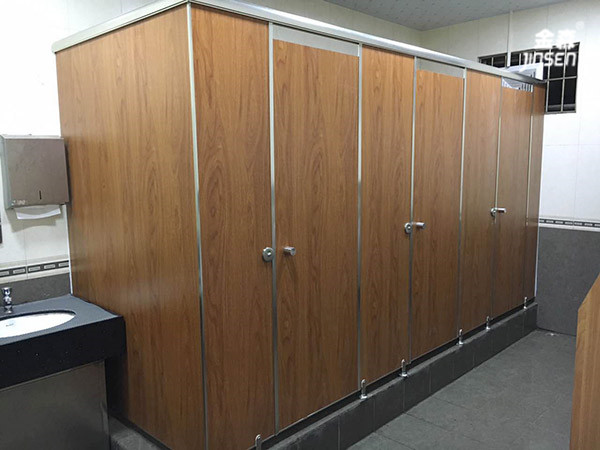 衛(wèi)生間隔斷地面材料和安裝我們?cè)撛鯓舆x擇呢？